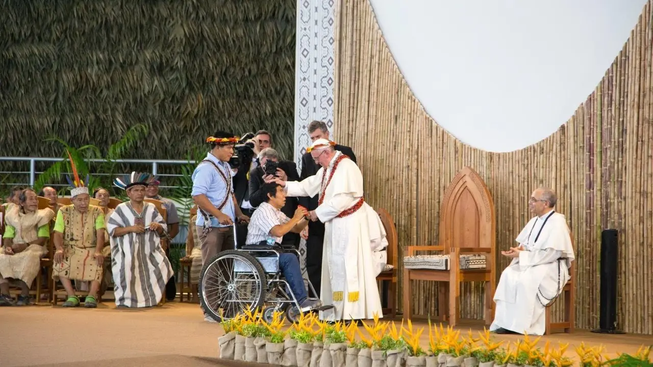 Indígenas peruanos durante la visita del Papa