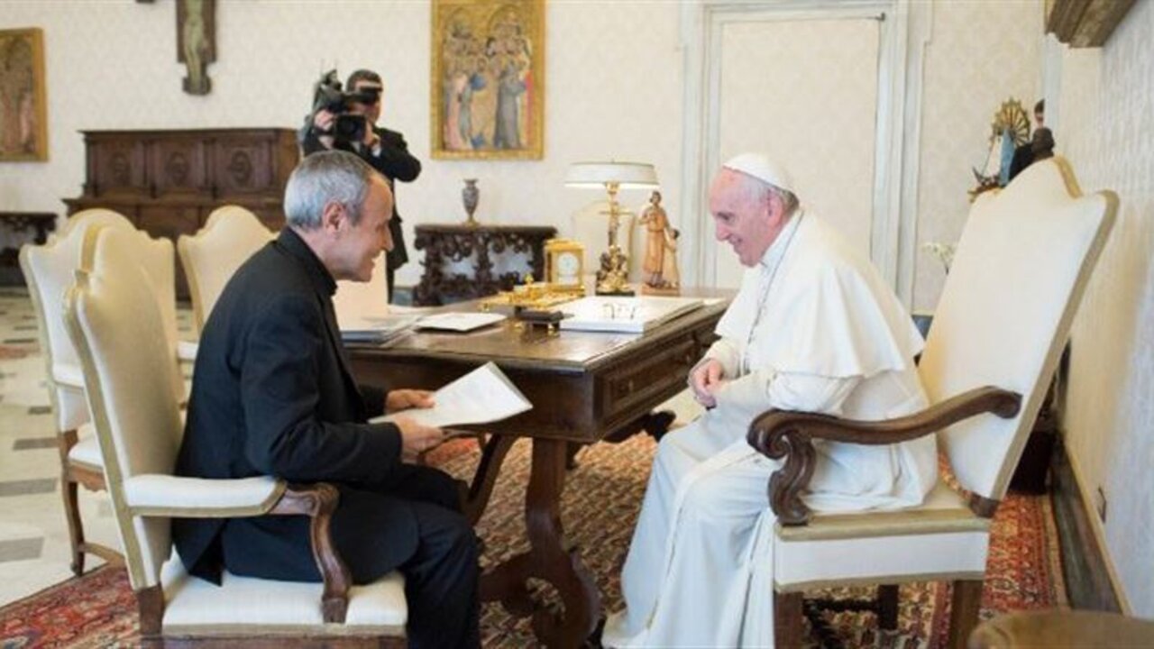 Juli&aacute;n Carr&oacute;n, presidente de Comuni&oacute;n y Liberaci&oacute;n, recibido por el Papa Francisco.