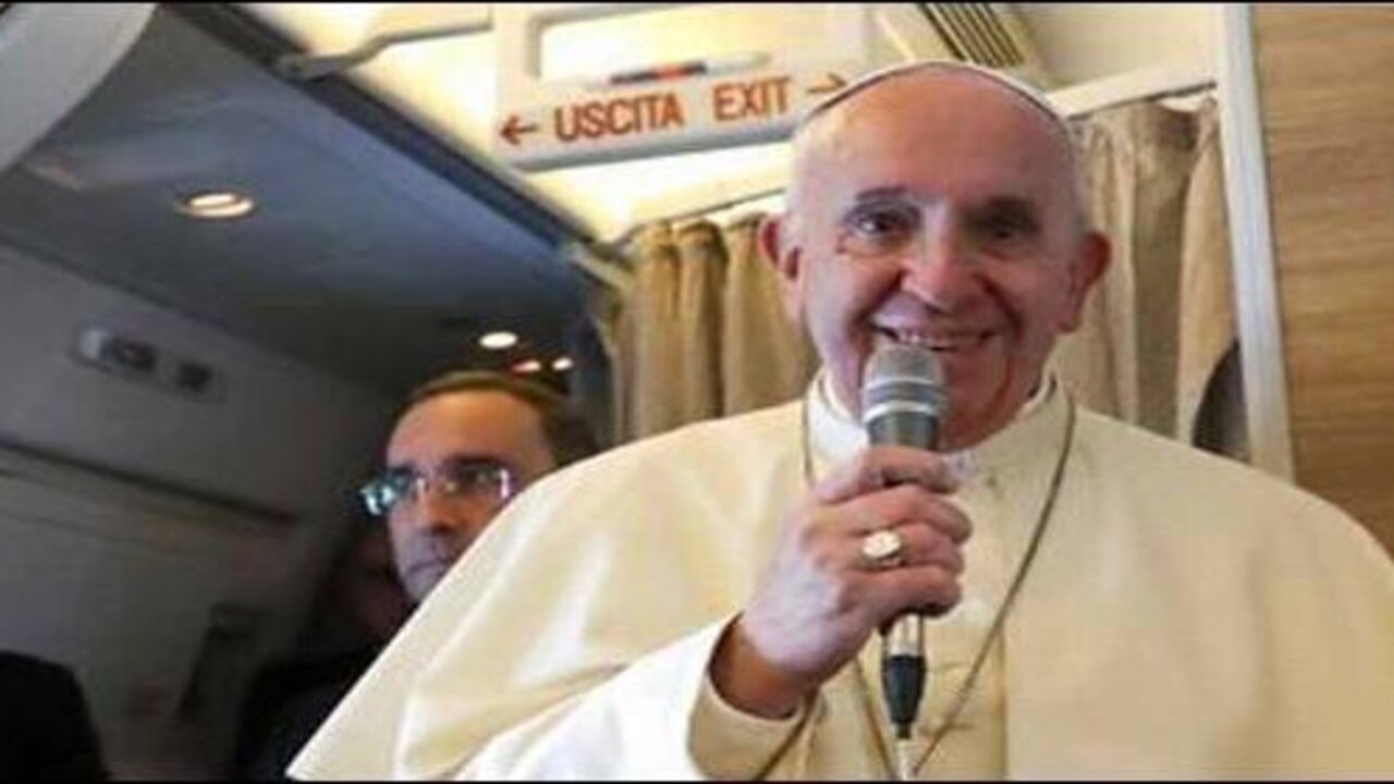 Papa Francisco en el avi&oacute;n.