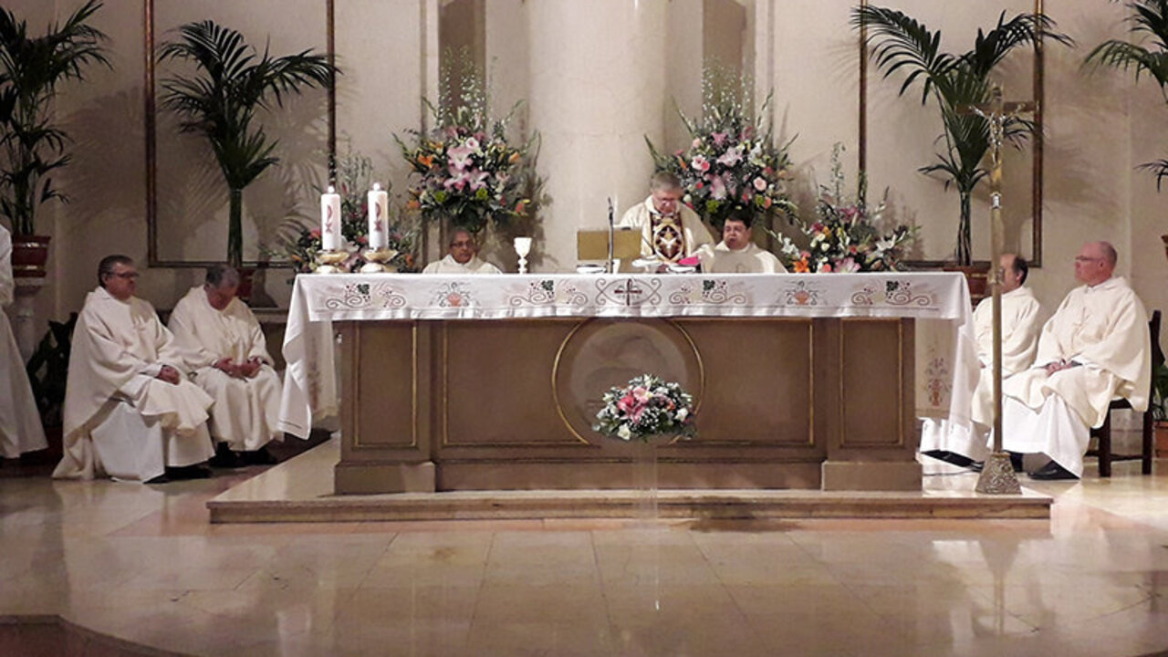 Mons. Juan Antonio Men&eacute;ndez presidiendo la Eucarist&iacute;a.