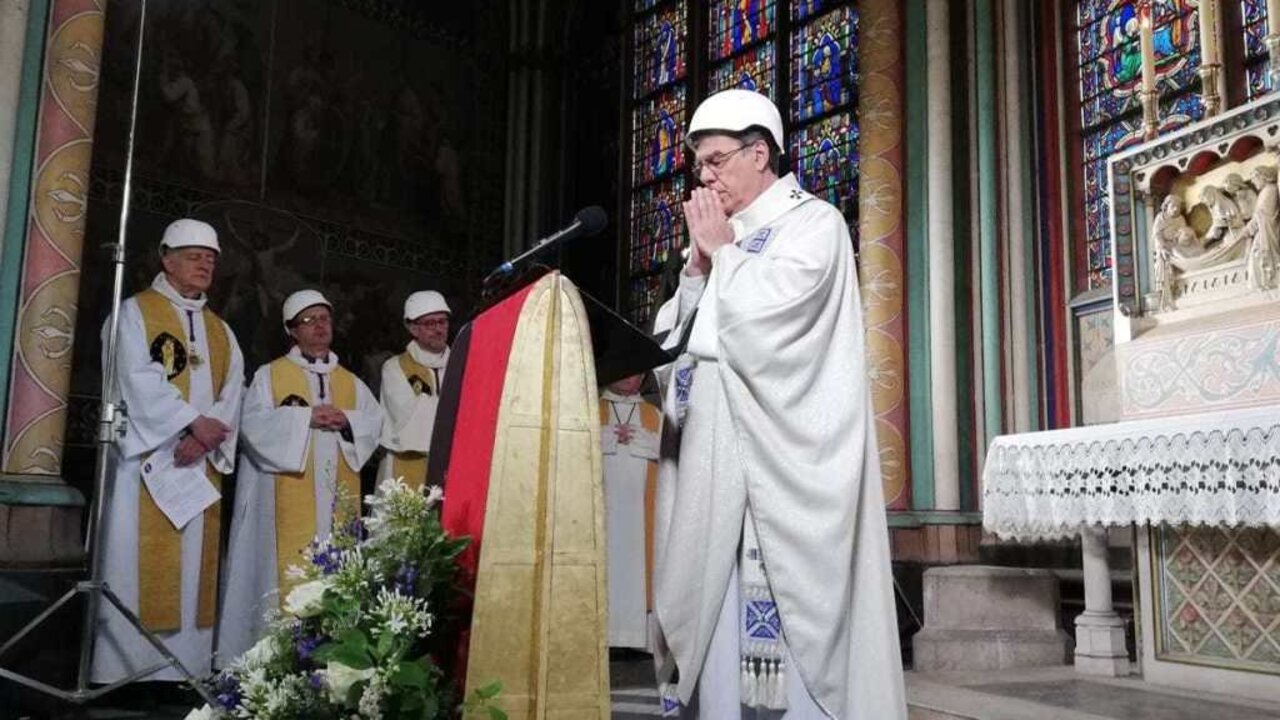El arzobispo de Par&iacute;s, Michael Aupetit, celebrando la misa en Notre Dame.