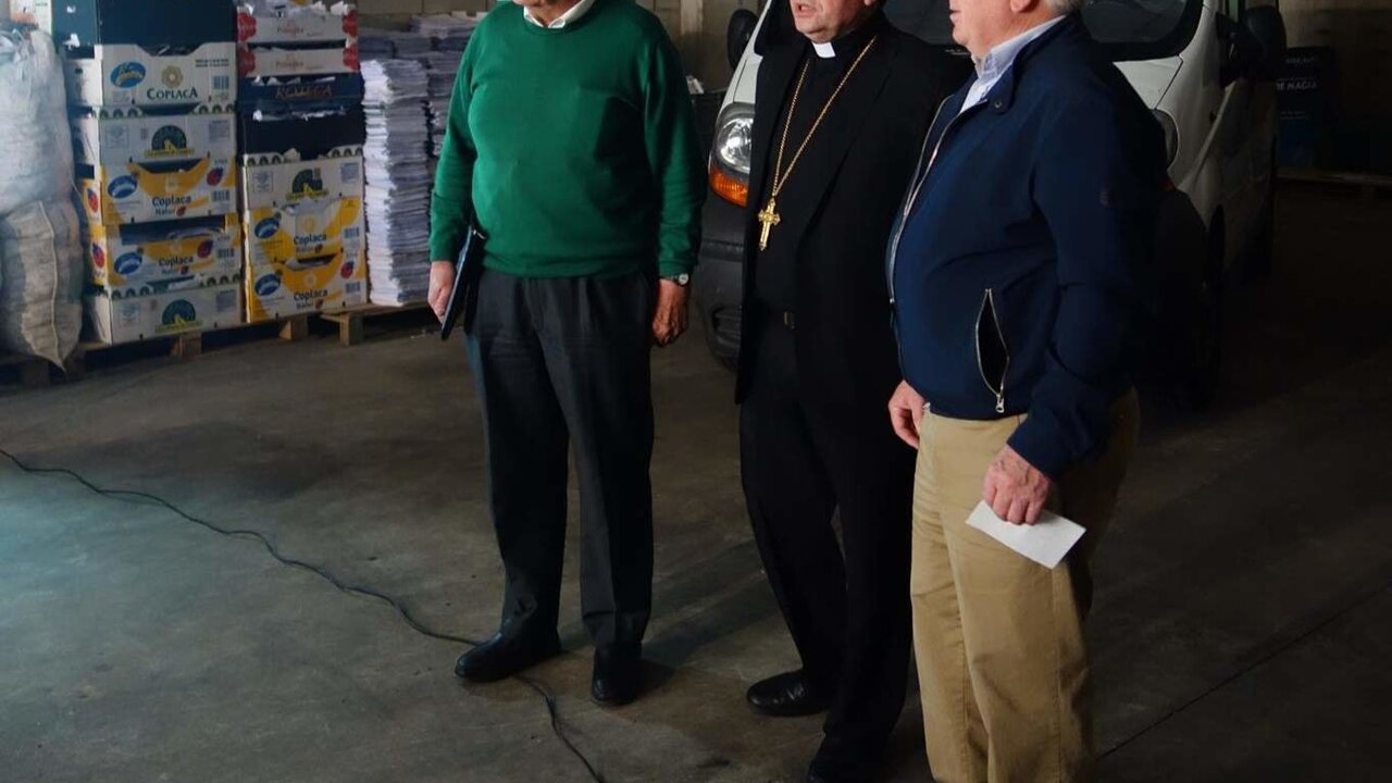 El obispo con algunos responsables de la recogida.