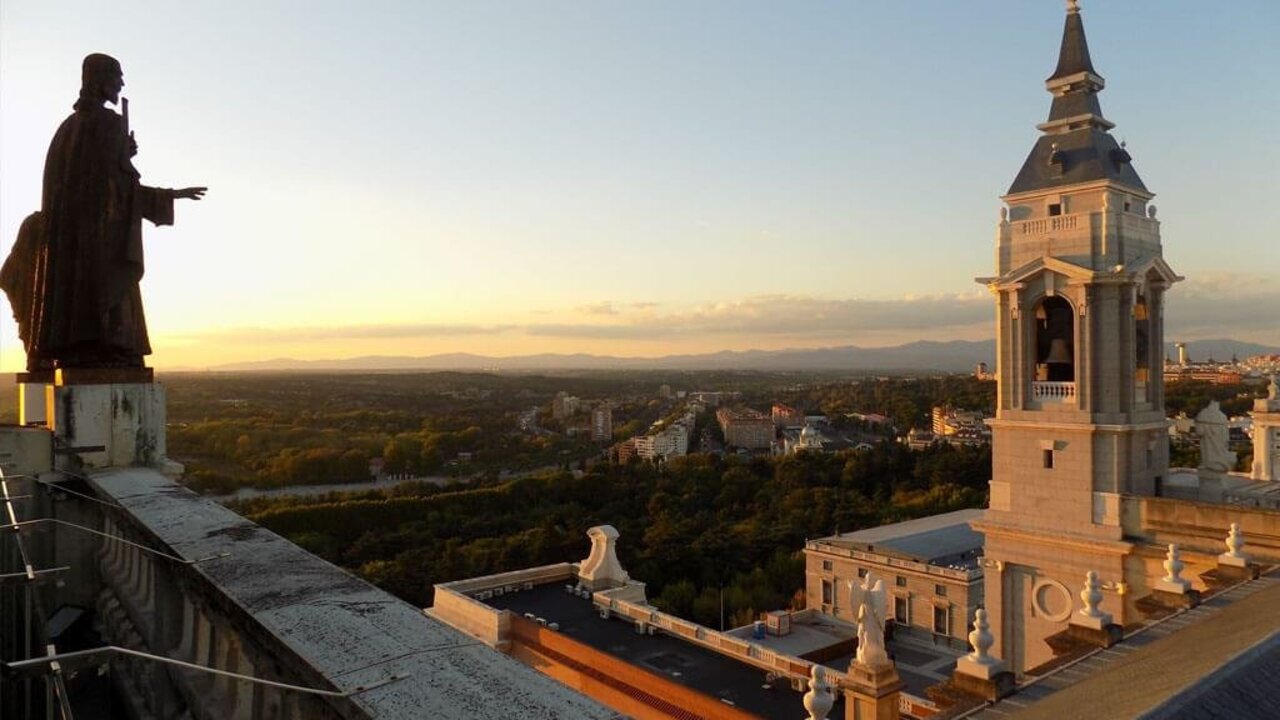 Vista panor&aacute;mica c&uacute;pula del museo de la catedral de la Almudena.