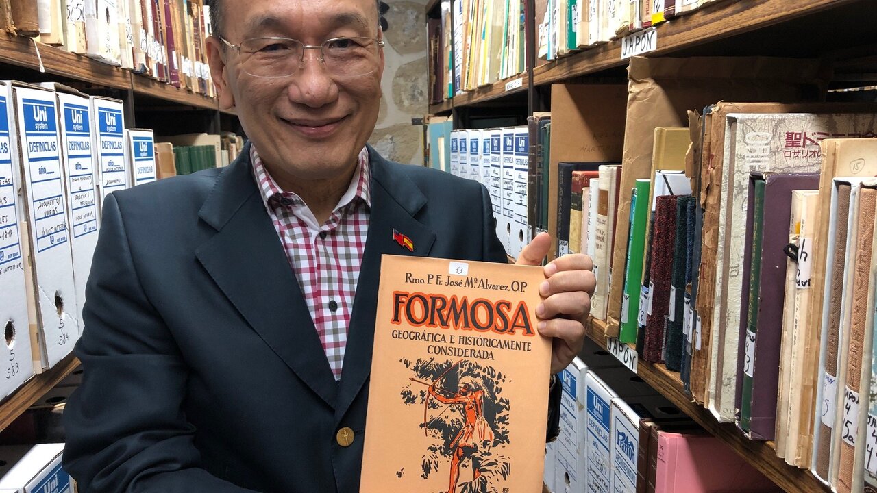 El embajador de Taiw&aacute;n Jos&eacute; Mar&iacute;a Liu con un libro de uno de los primeros predicadores.