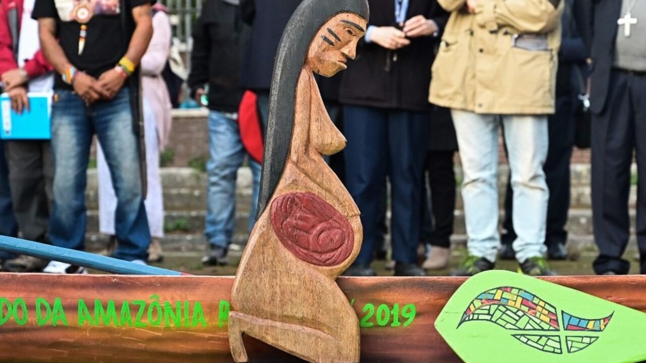 Estatuilla ind&iacute;gena robada de una parroquia cerca del Vaticano.