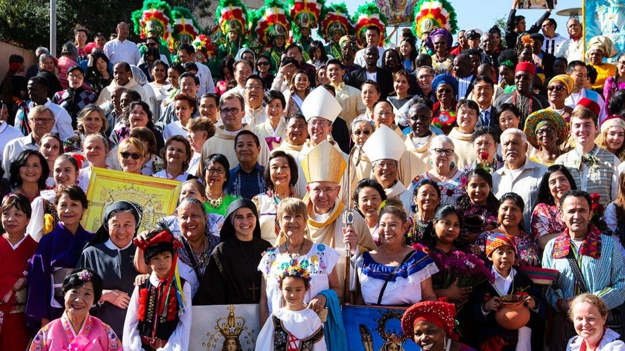 Mons. Jos&eacute; G&oacute;mez, presidente de la Conferencia Episcopal de Estados Unidos, con mexicanos.