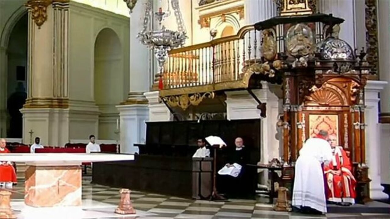 Momento que comunican al Mons. Javier Mart&iacute;nez que tiene que desalojar la catedral.