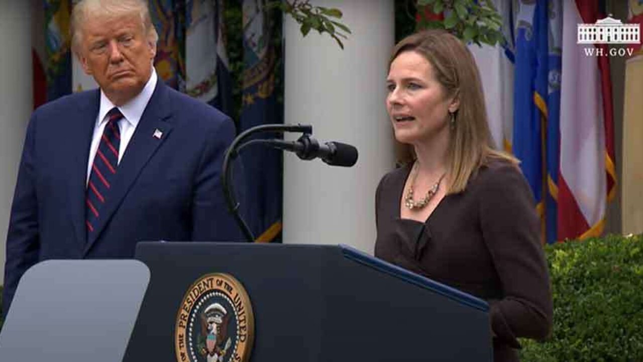 Amy Coney Barrett junto a Donald Trump. V&iacute;deo de la Casa Blanca.