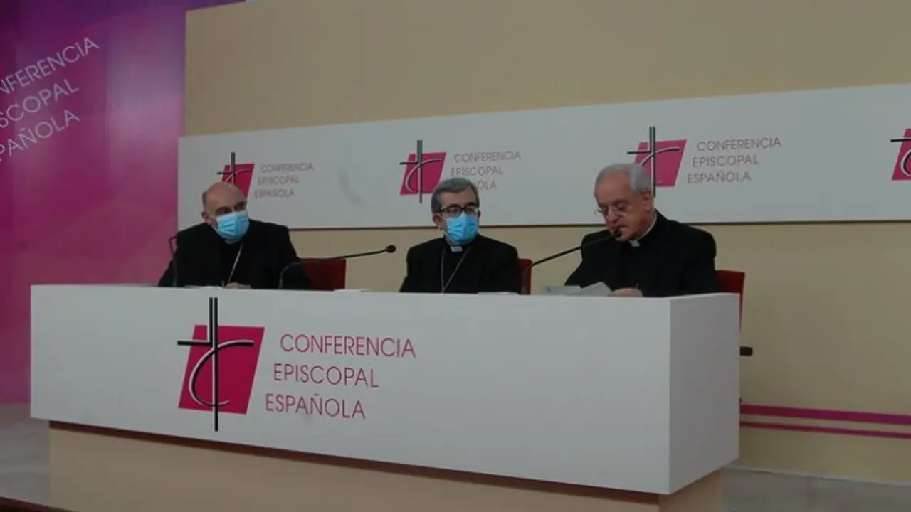 Mons. Enrique Benavent, de Doctrina de la Fe, y Mons. José Leonardo Lemos, de Liturgia; además del secretario general de la CEE, Mons. Luis Argüello en la presentación de la Instrucción.
