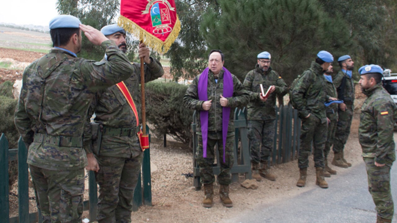 Juan del Río con militares. 