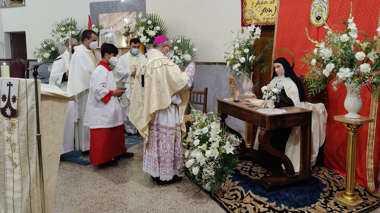 Mons. Cerro ante la imagen de Sta. Teresa en el convento de Navahermosa.