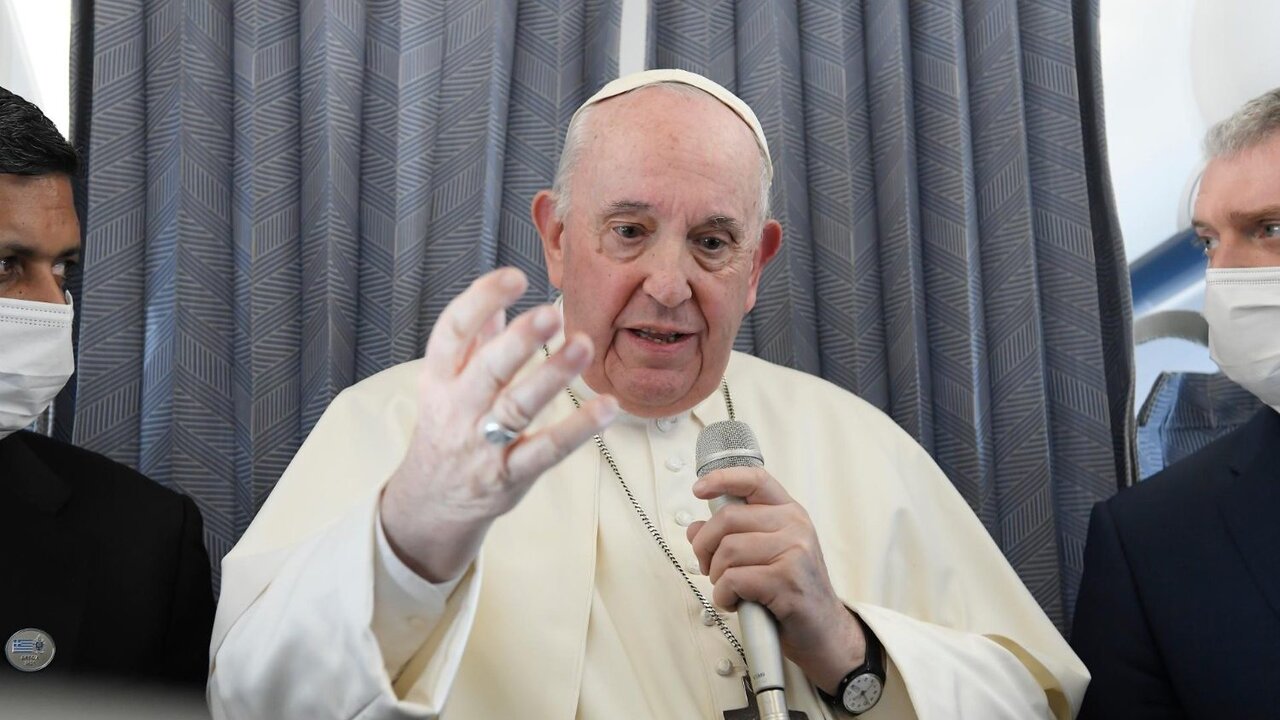 Rueda de prensa del Papa Francisco en el vuelo de regreso del viaje apostólico a Chipre y Grecia  (Vatican Media). 