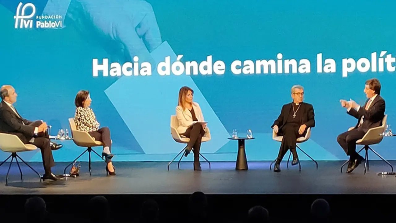 Mesa redonda con políticos.