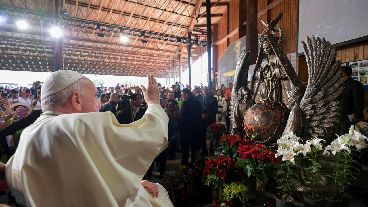 El Papa bendice la Virgen Desatanudos.