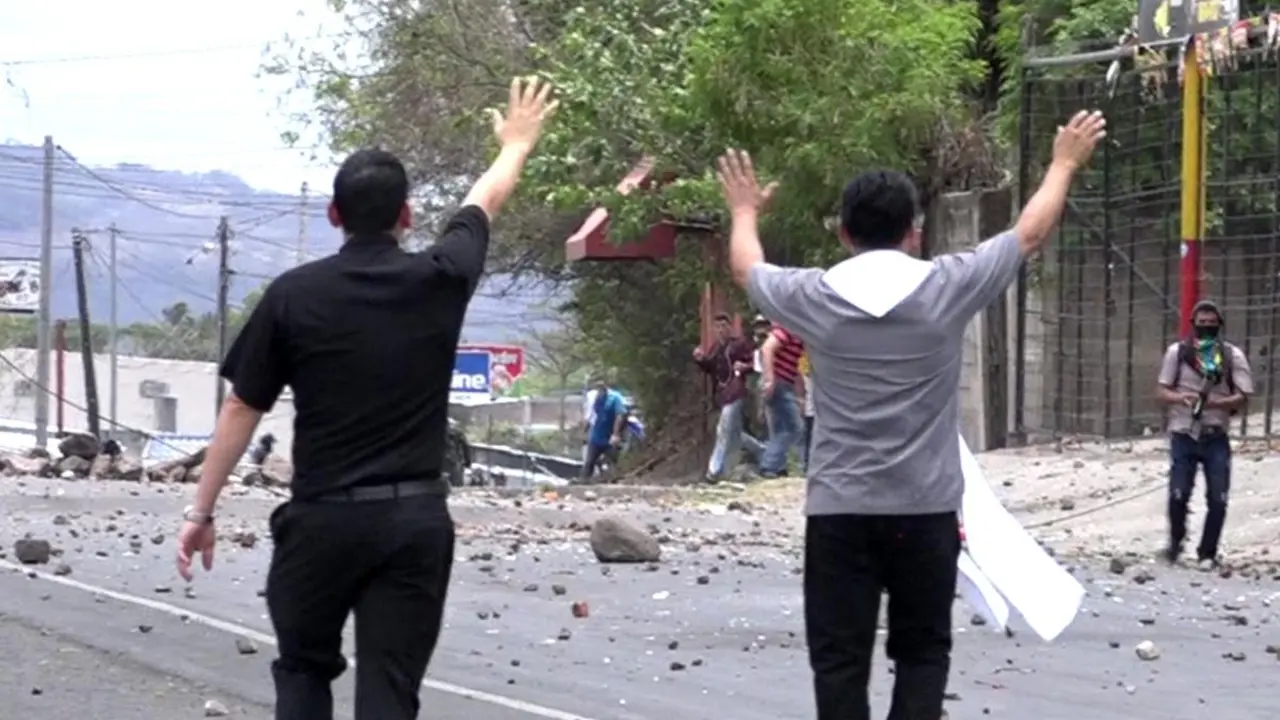 Sacerdotes intentan parar un enfrentamiento entre manifestantes y policías en Nicaragua. (ACN). 