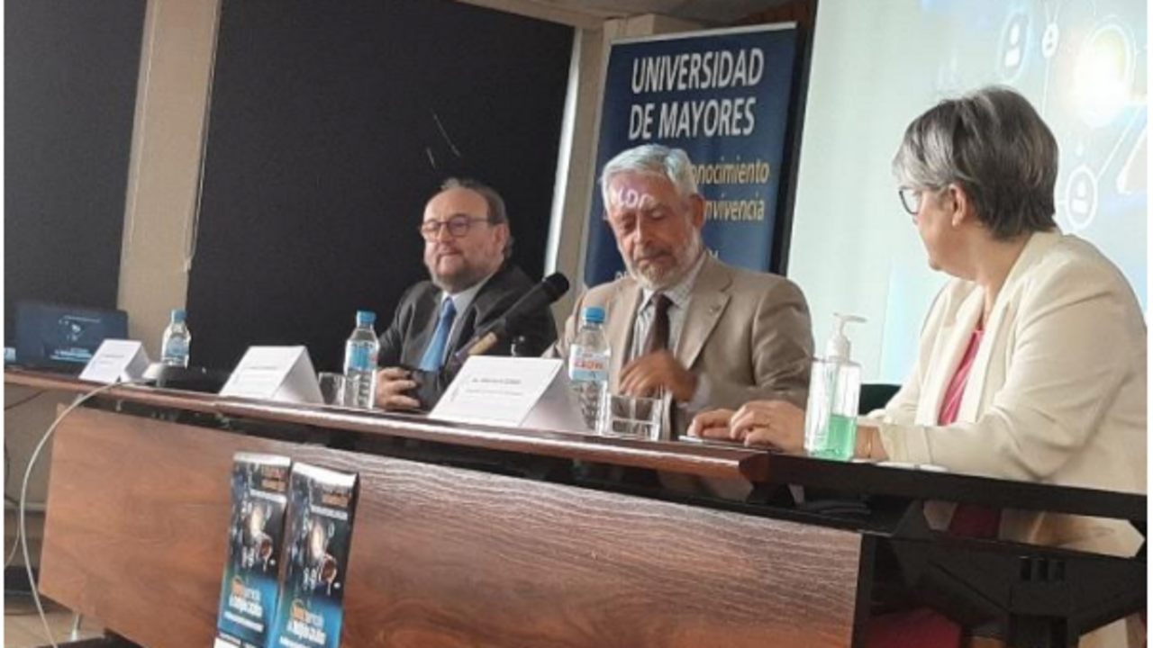 Inmaculada Florido, delegada episcopal de Ense&ntilde;anza, junto a Roberto Salmer&oacute;n, decano del
Colegio, y Carlos Esteban, coordinador del curso.