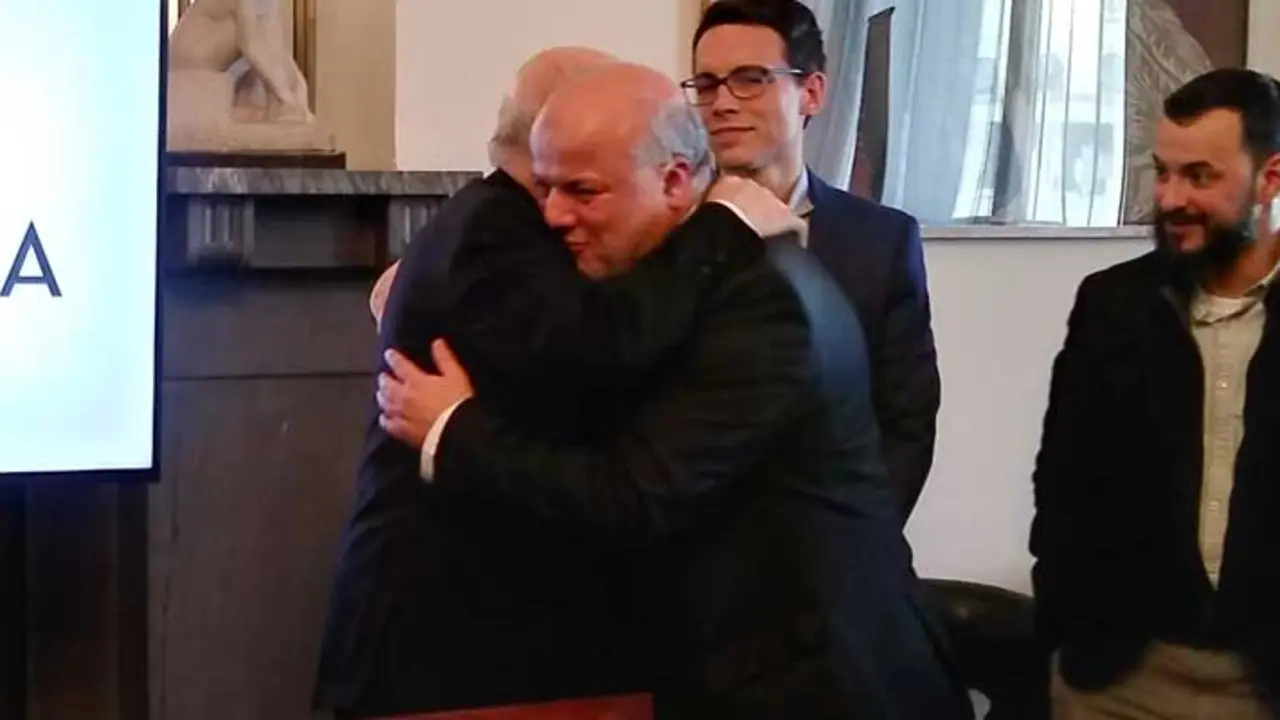 El secretario de la Comisión Islámica de España, Mohamed Ajana El Ouafi y el cardenal Osoro se dan un abrazo.