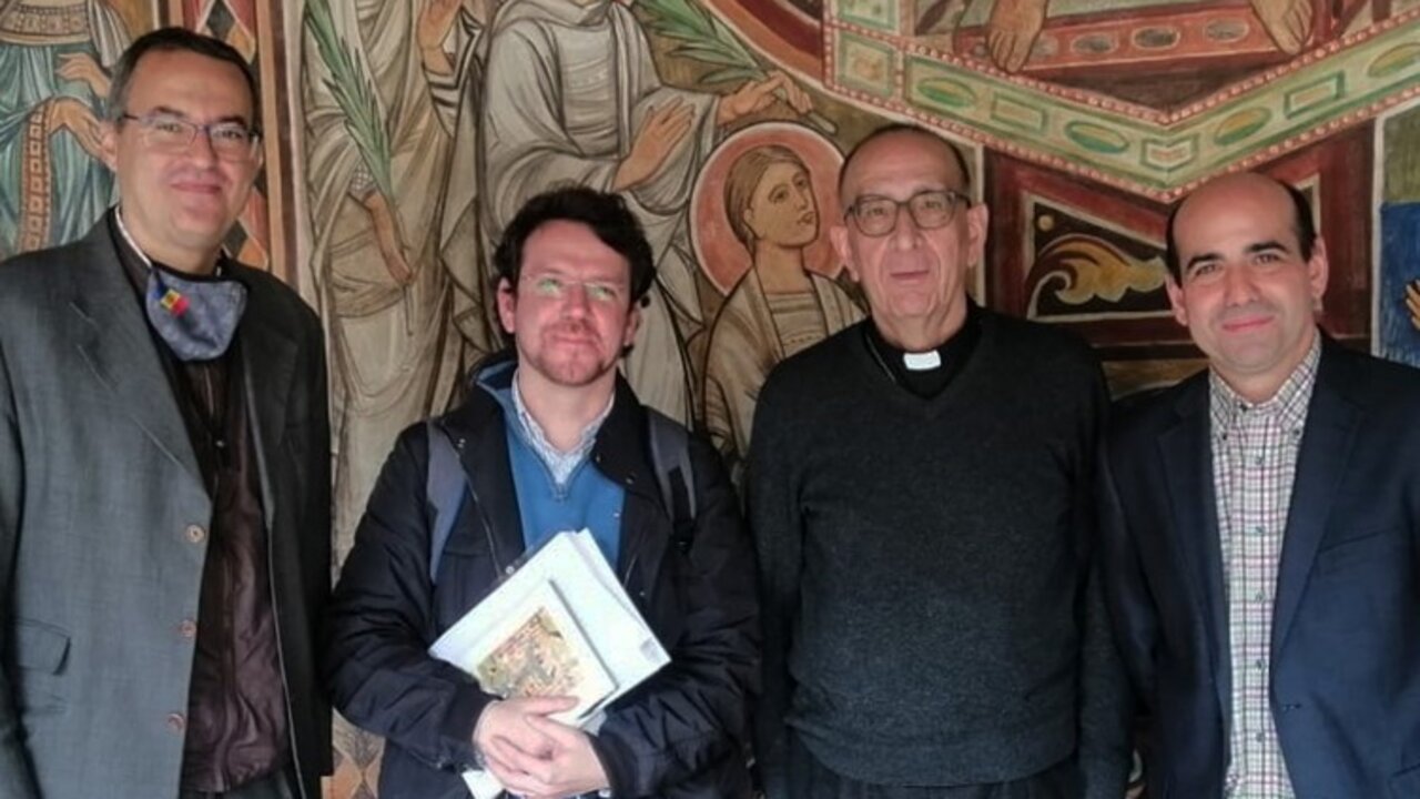 El cardenal Omella con miembros del sindicato CSIF-PREC.