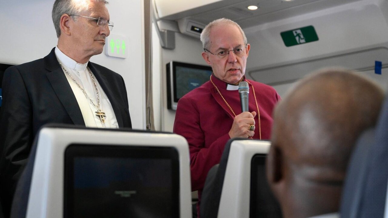 El Arzobispo anglicano Justin Welby respondiendo a las preguntas en el avión papal.