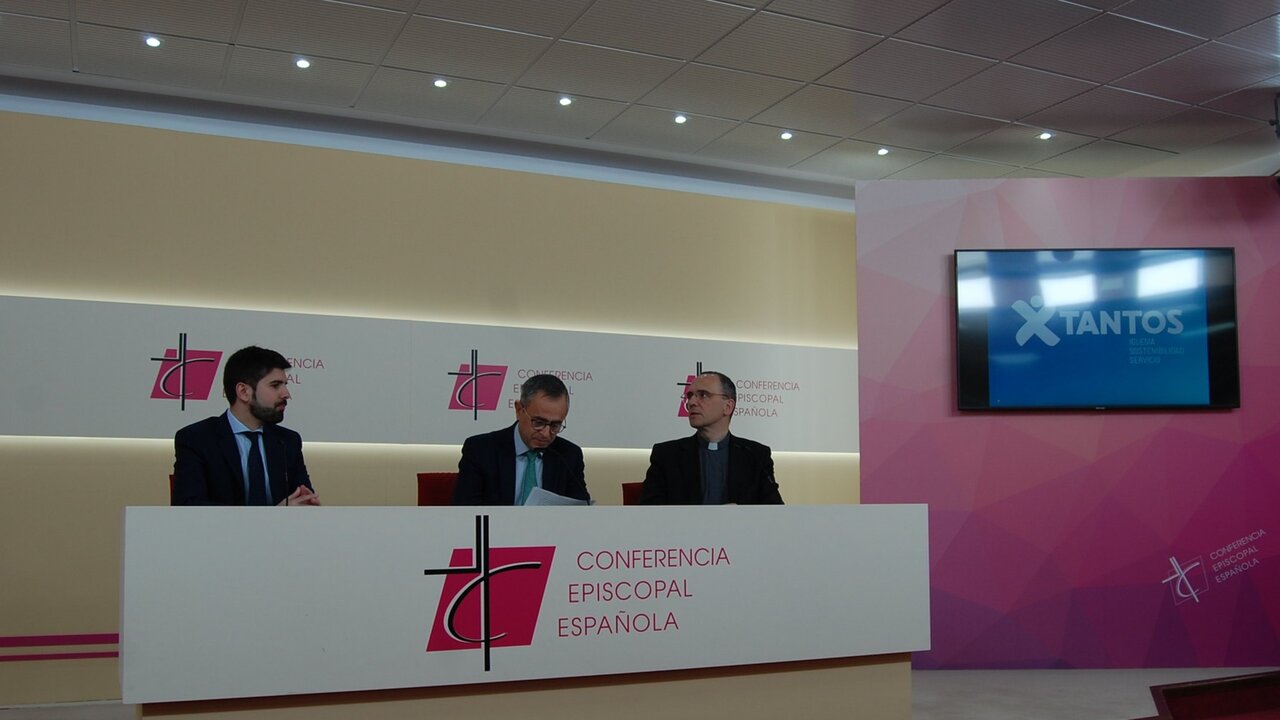 Fernando Gim&eacute;nez Barriocanal, y el director del secretariado para el Sostenimiento de la Iglesia, Jos&eacute; Mar&iacute;a Albalad Aiguabella.