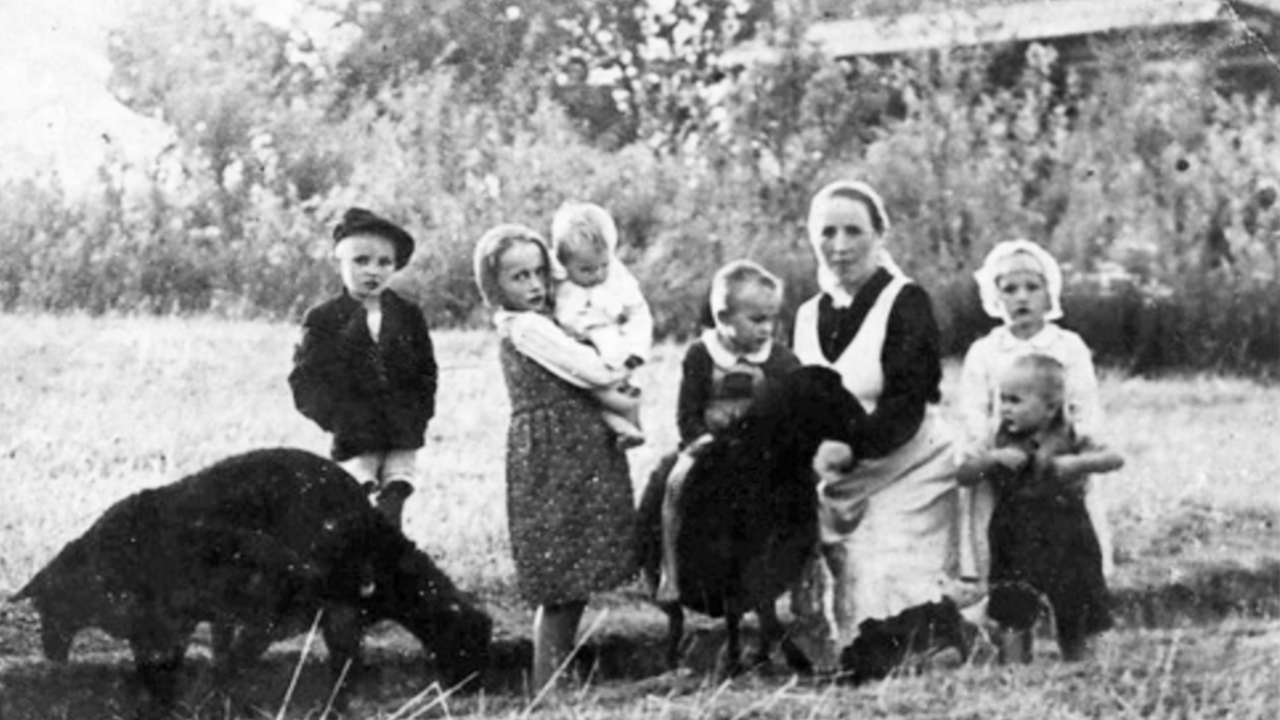 Una fotograf&iacute;a tomada alrededor de 1943 por J&oacute;zef Ulma de su esposa, Wiktoria, y seis de sus hijos.