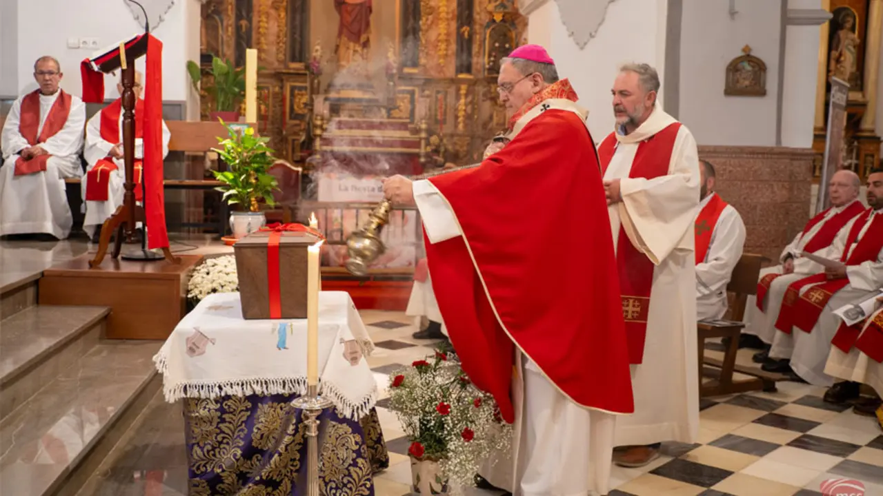Mons. Gil Tamayo bendice los restos del beato Antonio Caba Pozo en Lanjaron.