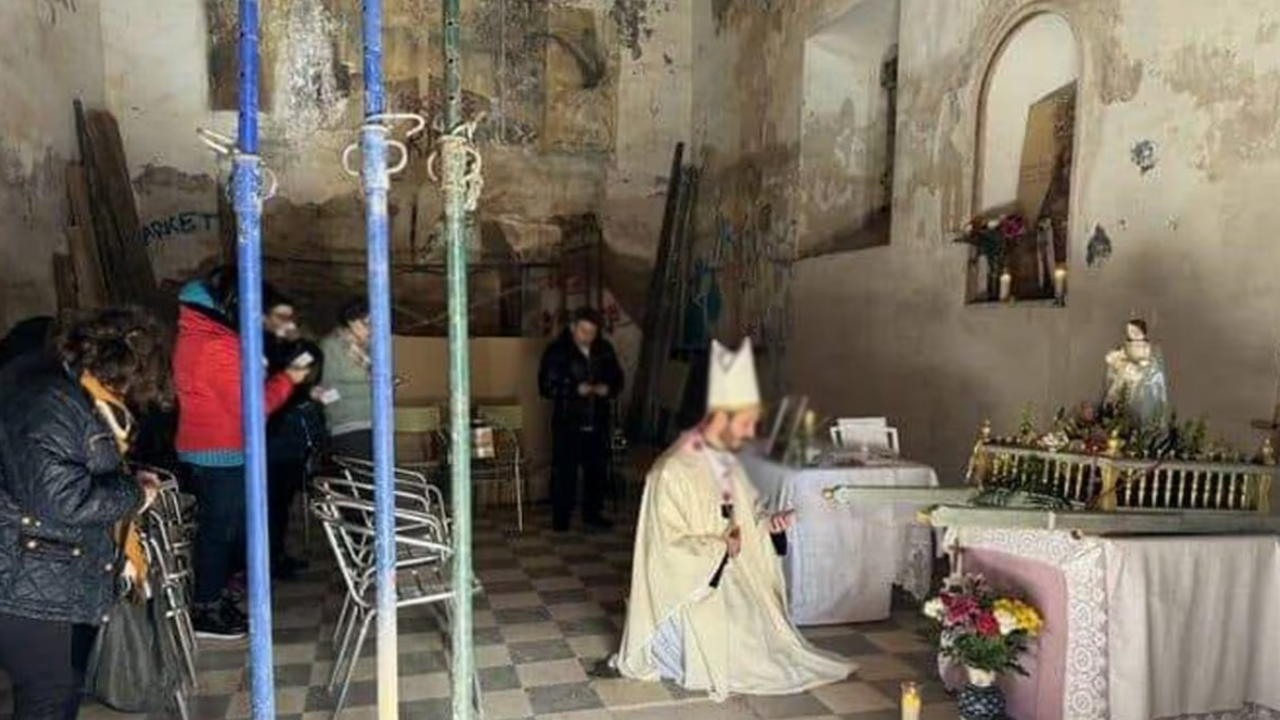 El falso obispo Antonio Jim&eacute;nez que dice ser arzobispo de la iglesia Veterocat&oacute;lica de Santa Filomena. Imagen: redes sociales.