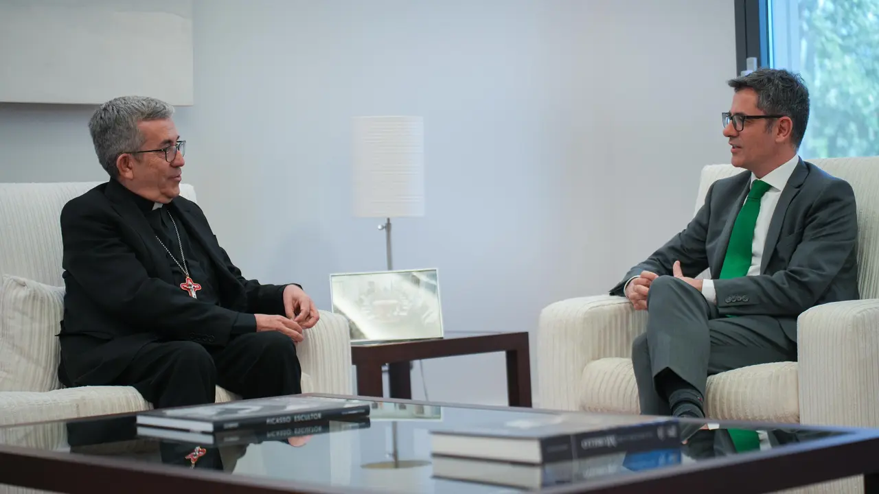 El presidente de la CEE, Mons. Luis Argüello con el ministro de la Presidencia, Félix Bolaños. Foto de archivo.