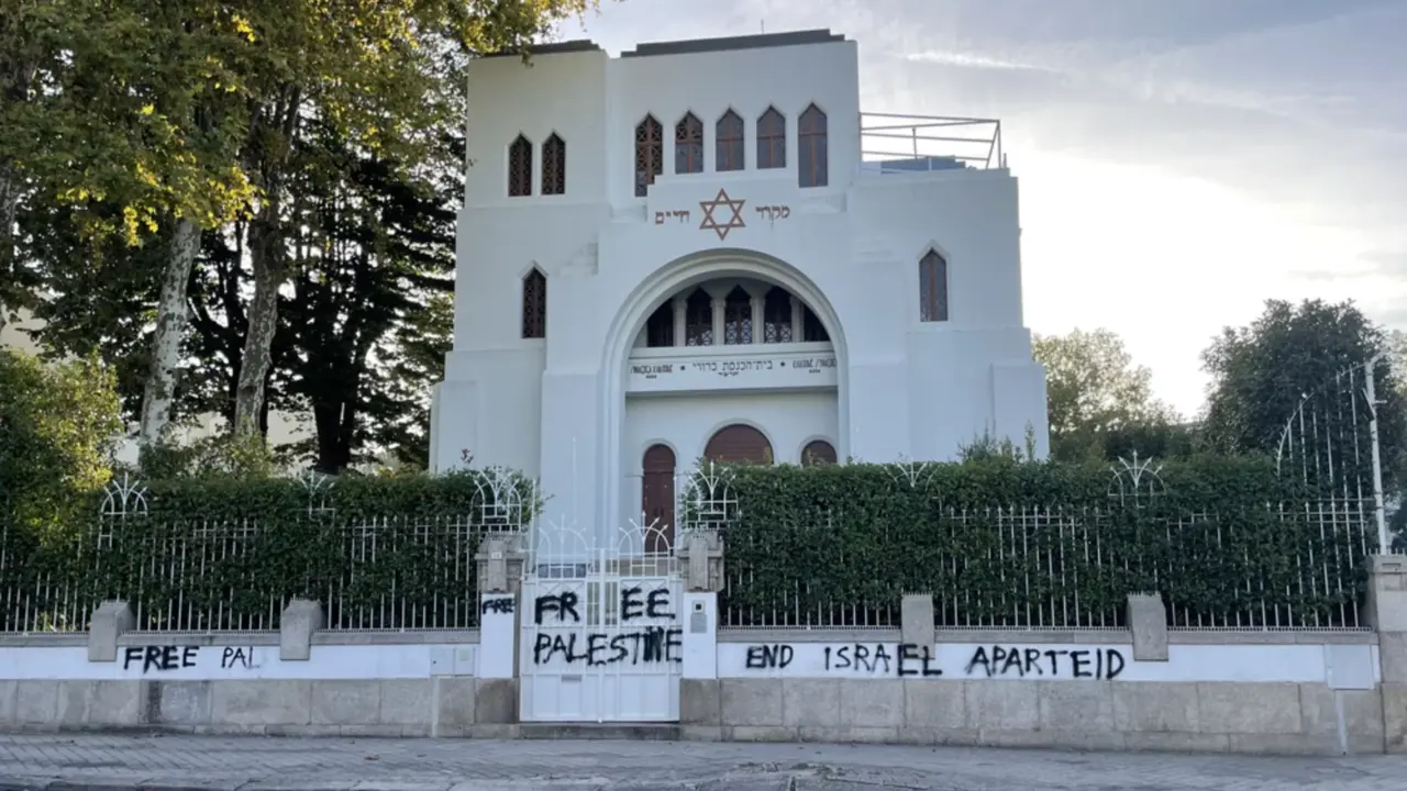 Pintadas en un templo judío. Efe.