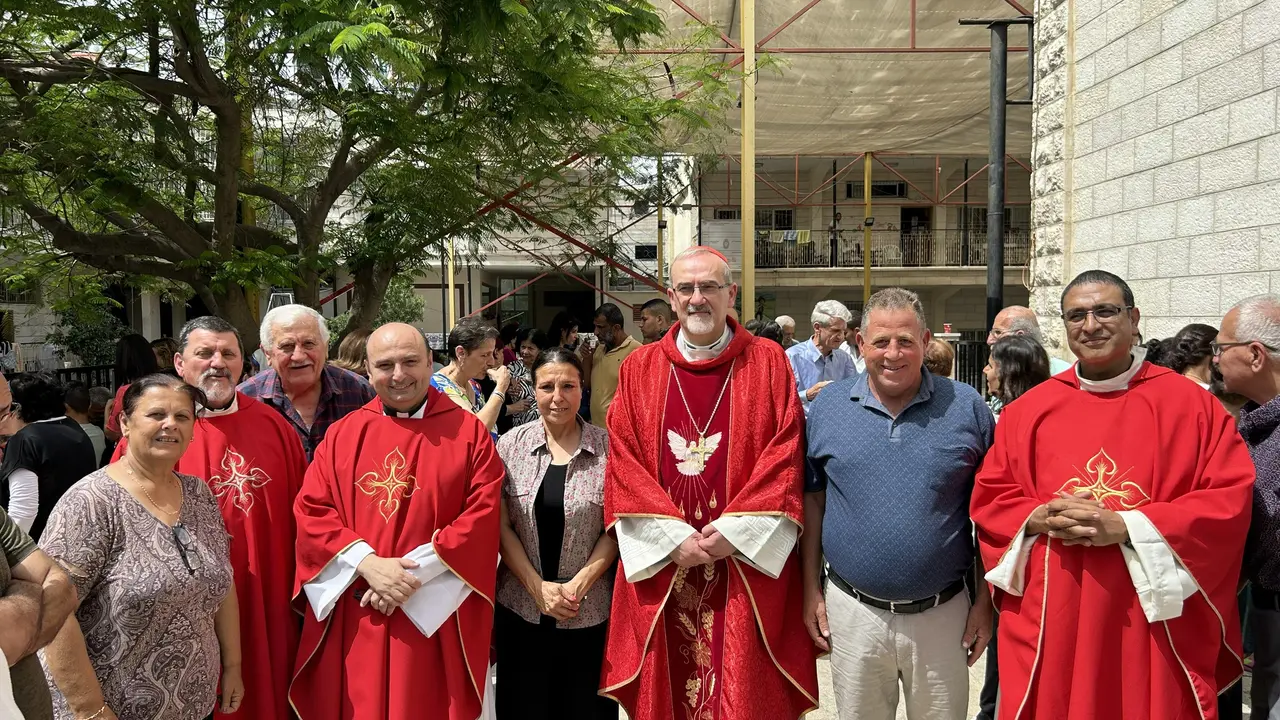 El cardenal Pierbattista Pizzaballa con el párroco de Gaza y los propietarios de la panadería reconstruida.