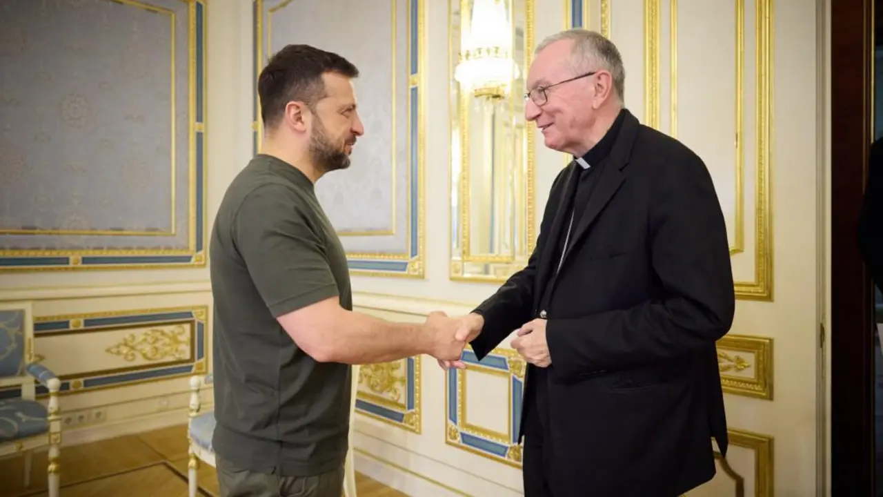 El cardenal secretario de Estado, Pietro Parolin se reunió con el presidente de Ucrania, Volodymyr Zelenskyy  a quien reiteró la cercanía y el compromiso del Papa para encontrar una paz justa y duradera para los maltratados de Ucrania.