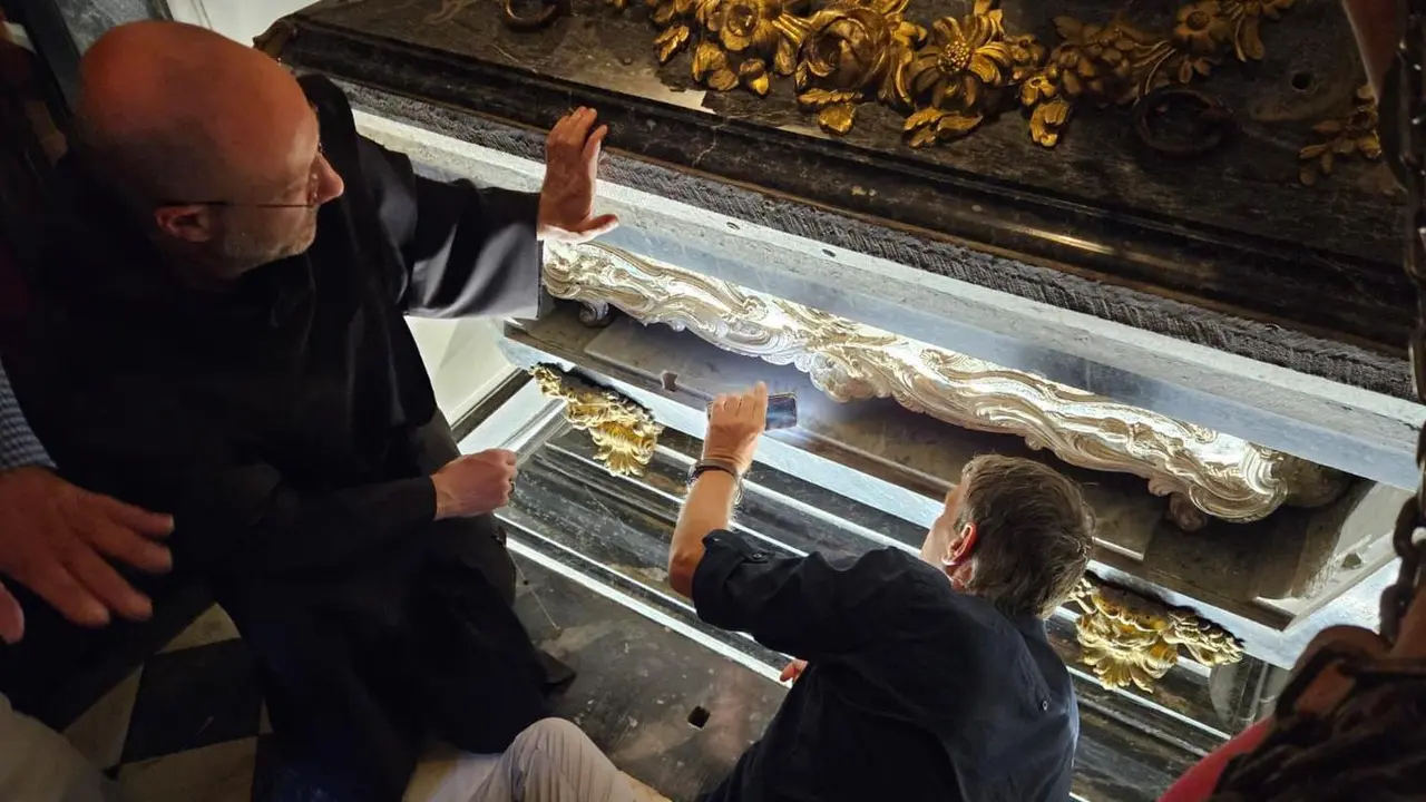 La emoción de contemplar el cuerpo de Santa Teresa de Jesús, incorrupto desde 1582. Vea el reportaje gráfico