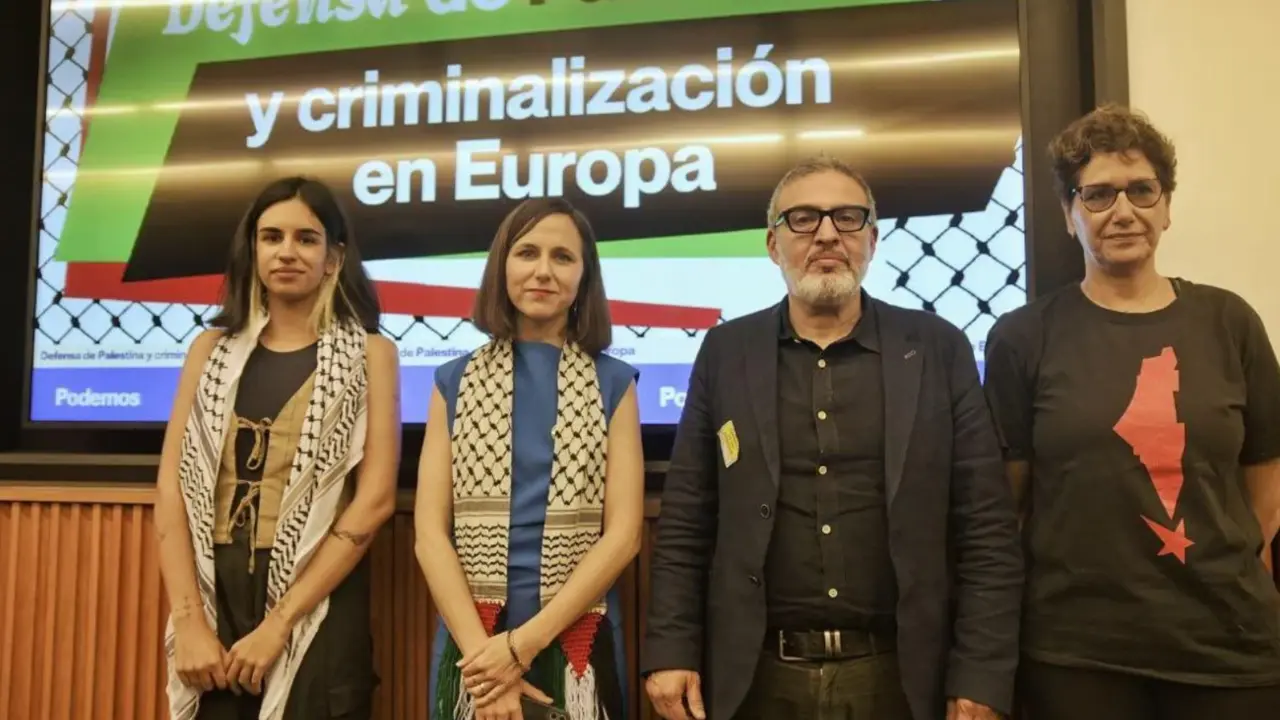 De izquierda a derecha: Miriam Ojeda, integrante de Samidoun España; Ione Belarra, secretaria general de Podemos; Ghassan Abu Sitta, rector de la Universidad de Glasgow y cirujano reconstructivo en Gaza; y Jaldía Abubakra, del Movimiento de Mujeres Palestinas Al-Karama Podemos internacional.