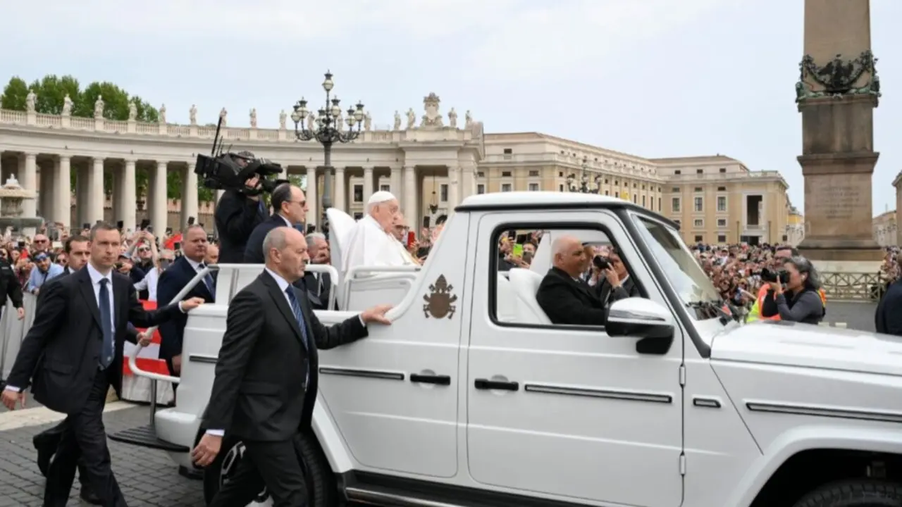 Último recorrido del Papa en la Plaza de San Pedro a bordo del papamóvil tras la bendición "Urbi et Orbi" del Domingo de Pascua, 20 de abril de 2025. (Vatican Media).