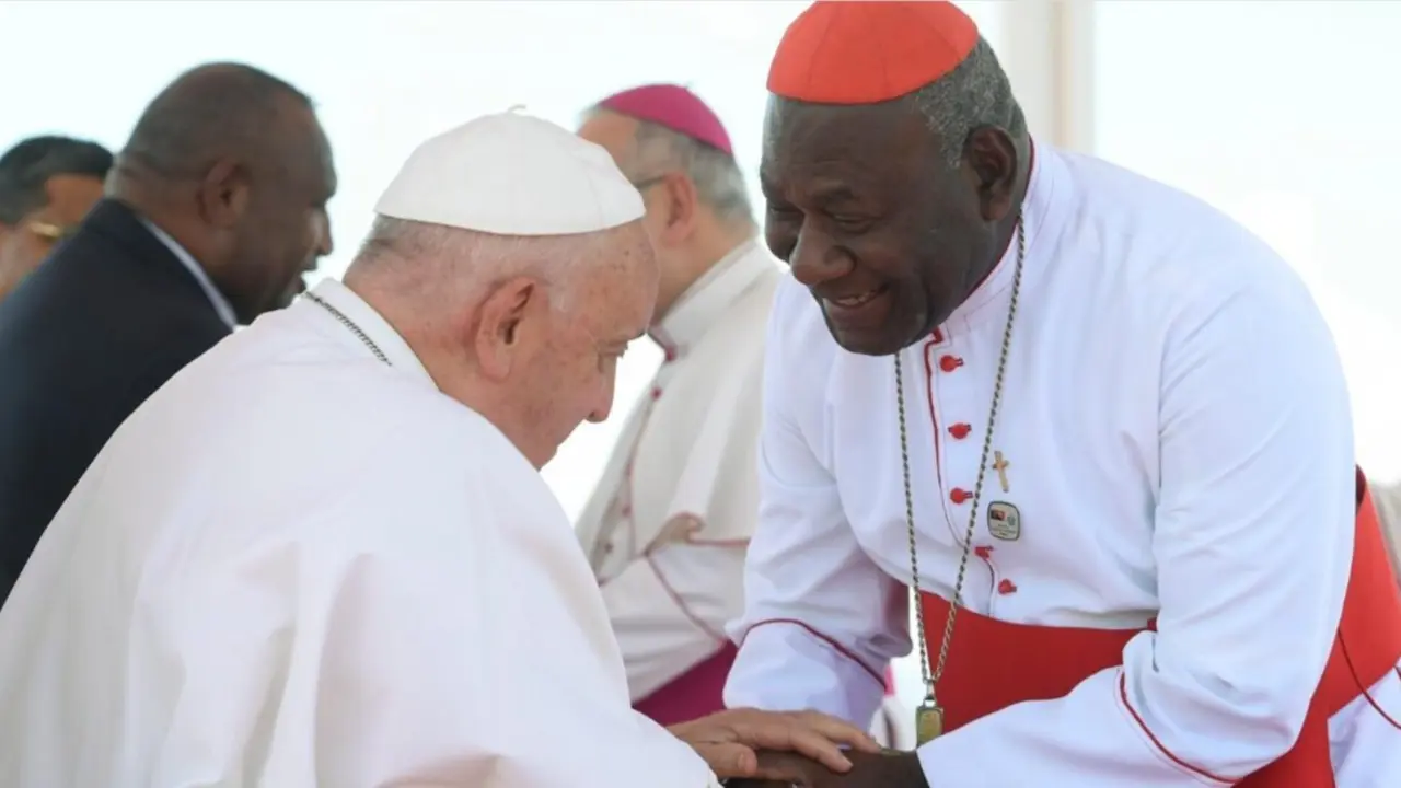Francisco con el cardenal John Ribat, arzobispo de Port Moresby  (Vatican Media).