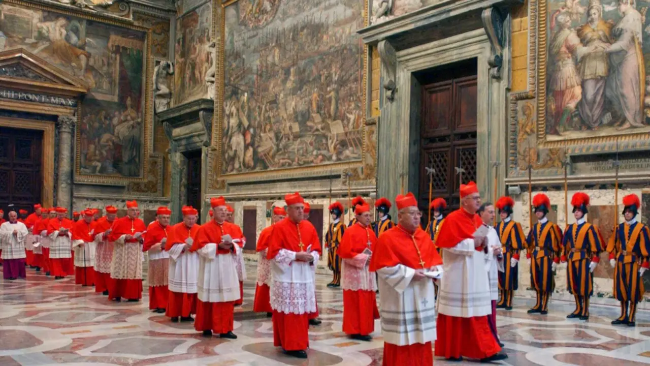 Los cardenales caminan en procesión hacia la Capilla Sixtina en el Vaticano, al comienzo del cónclave, el 18 de abril de 2005. (Osservatore Romano via AP, archivo)