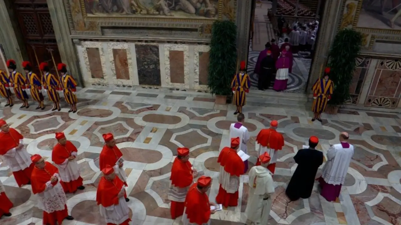 La entrada de los cardenales en la Capilla Sixtina para el inicio del Cónclave 2025.
