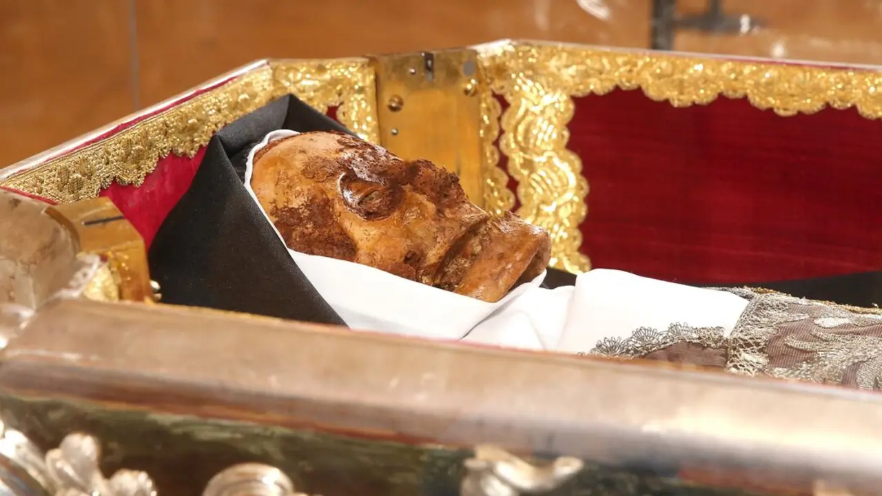 Veneración del cuerpo incorrupto de Santa Teresa.