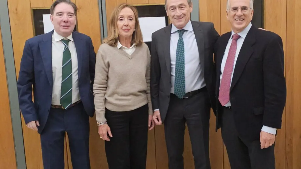 Los editores Alberto Vallejo, Héctor Ara y Antonio de los Bueis, con Asun Peña, presidenta de la sección de Ciencias Históricas del Ateneo de Santander.