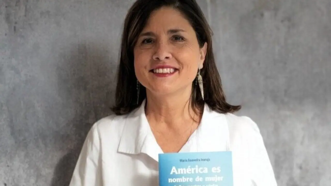 María Saavedra con el libro.
