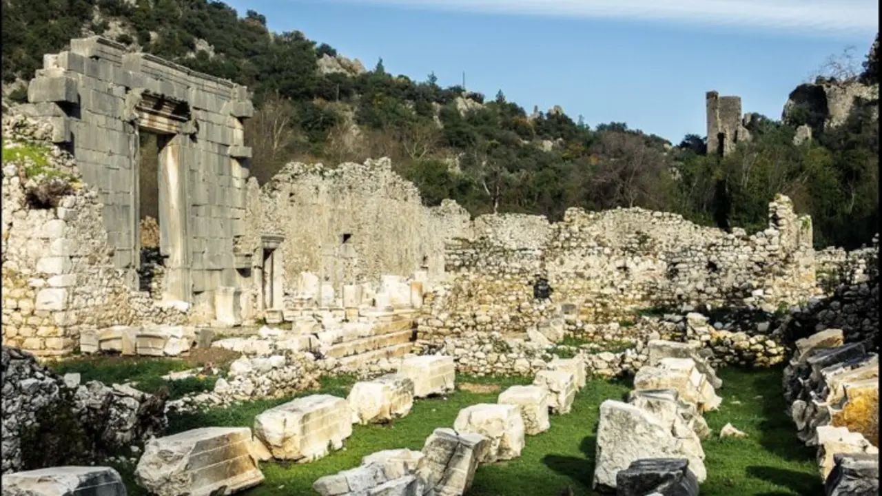 Ruinas de Olimpo en el parque nacional costero de Beydağları. Crédito: Wikipedia.