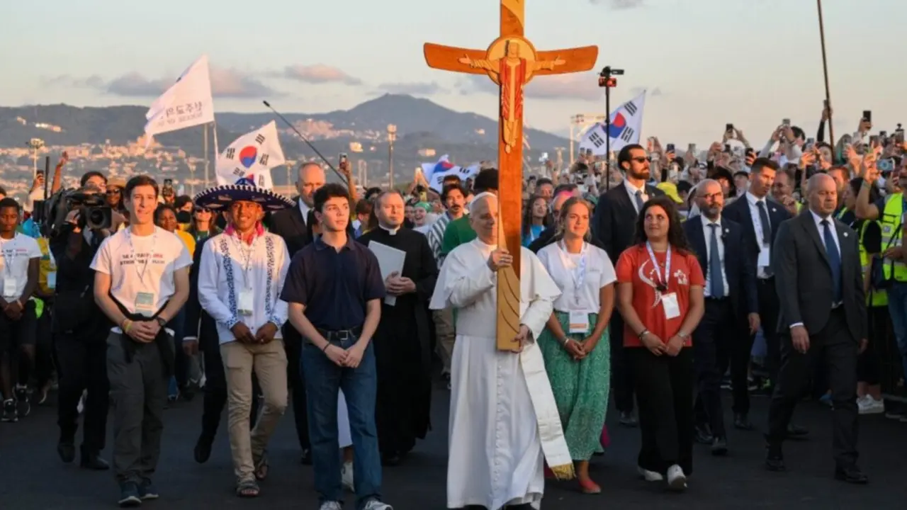 El Papa peregrinado con la cruz de los jóvenes en la Vigilia de Tor Vergata   (@Vatican Media).