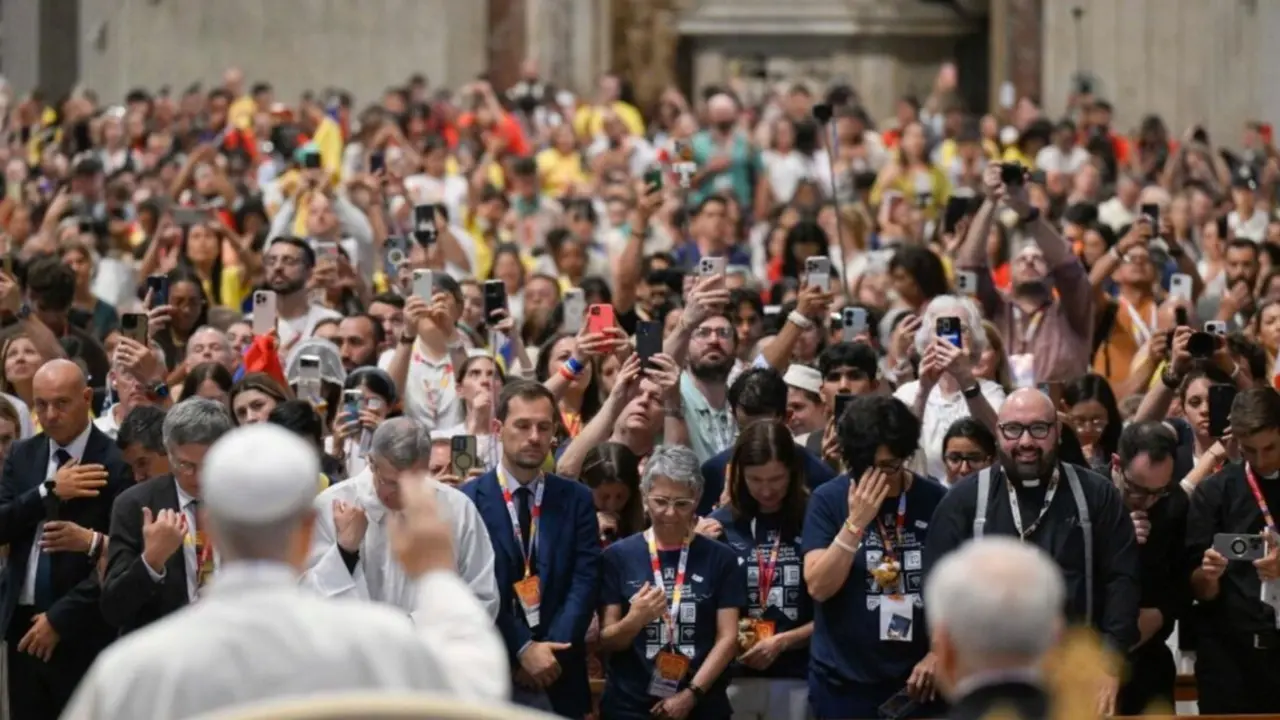 El Papa saluda a los misioneros digitales al final de la Misa Jubilar dedicada a ellos  (@Vatican Media).
