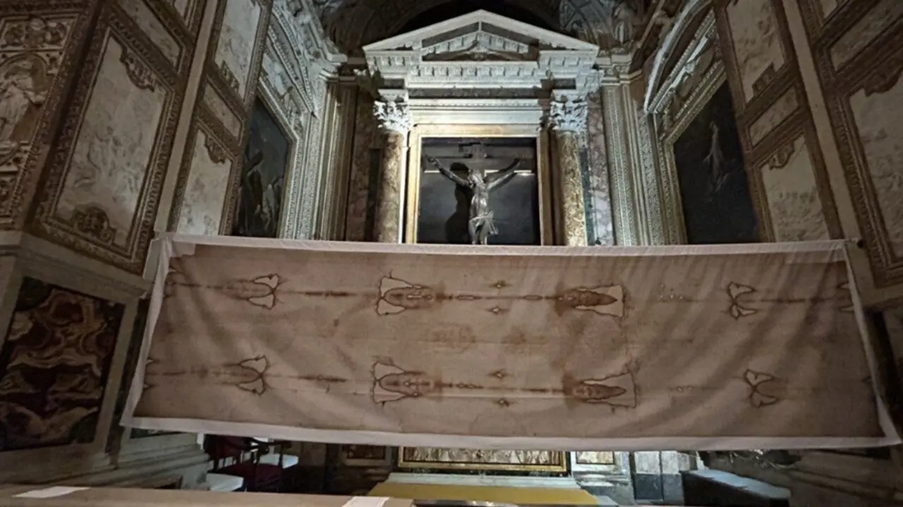 El arzobispo de Turín insiste en que los ataques mediáticos no deben eclipsar el sentido espiritual de la Sábana Santa. “Más allá de la polémica científica, este lienzo sigue siendo para millones de personas un símbolo de fe, de dolor redentor y de esperanza”, concluye.

Frente a los titulares llamativos y los estudios provocadores, la Iglesia mantiene una postura de prudencia, pero también de firme defensa de los numerosos datos que avalan la posibilidad de que, efectivamente, la Sábana Santa haya cubierto el cuerpo de Jesús tras su crucifixión.