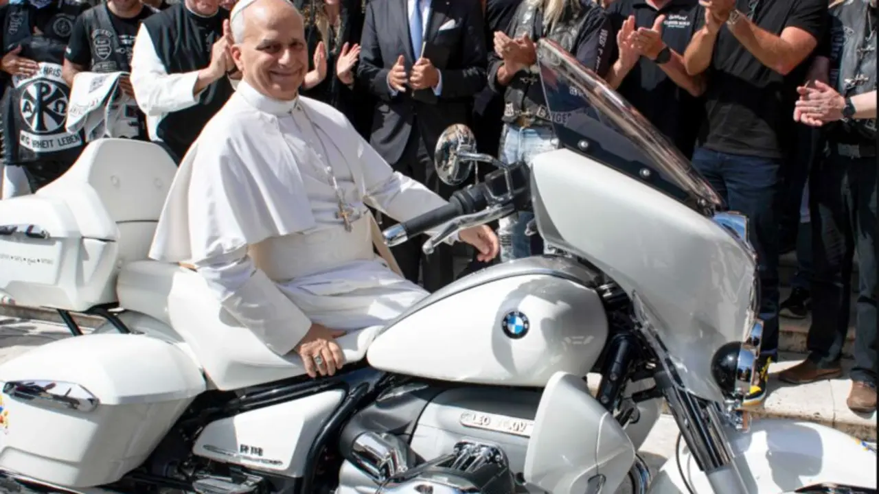 El Papa León XIV en una motocicleta BMW que recibió de los "Jesus Bikers". @Crédito: Vatican Media.