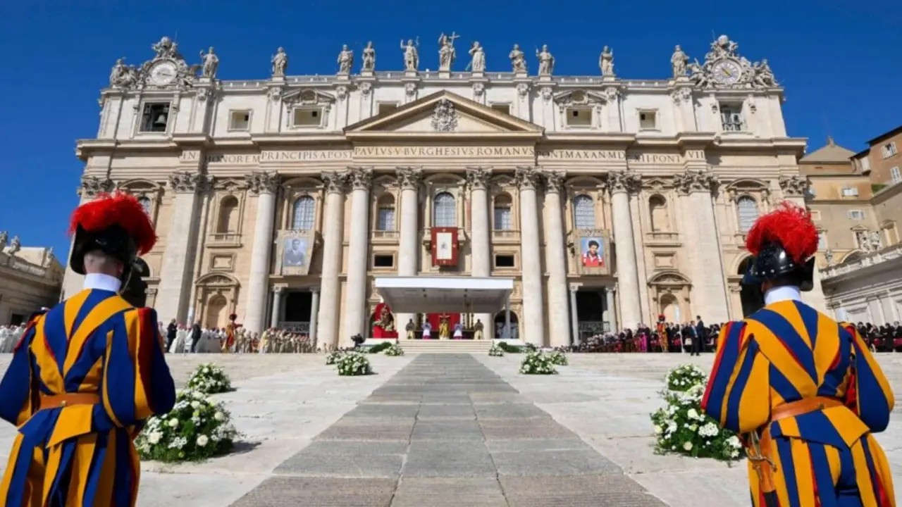 Canonización de los Beatos Carlo Acutis y Pier Giorgio Frassati en la Plaza de San Pedro. @Vatican Media.