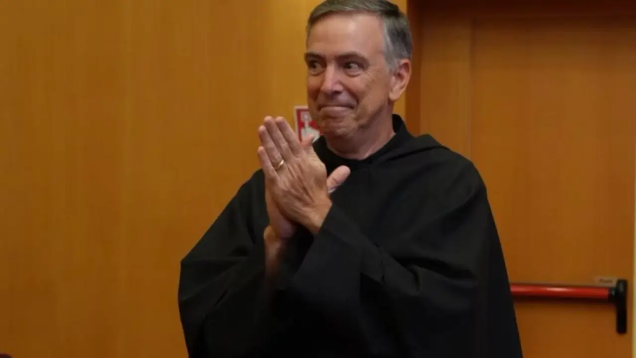 Padre Joseph Farrell, OSA, hasta ahora Vicario General de la Orden y Asistente General para América del Norte, recibe el sello del Padre Alejandro Moral Antón y acepta su nuevo rol al frente de la Orden.