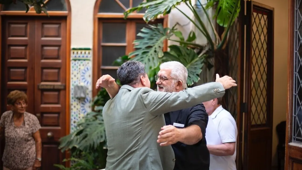 El Ministro Principal de Gibraltar, Fabián Picardo, felicitó personalmente la gtarde del 12 de septiembre al Padre Charles Azzopardi por su nombramiento como obispo de Gibraltar.