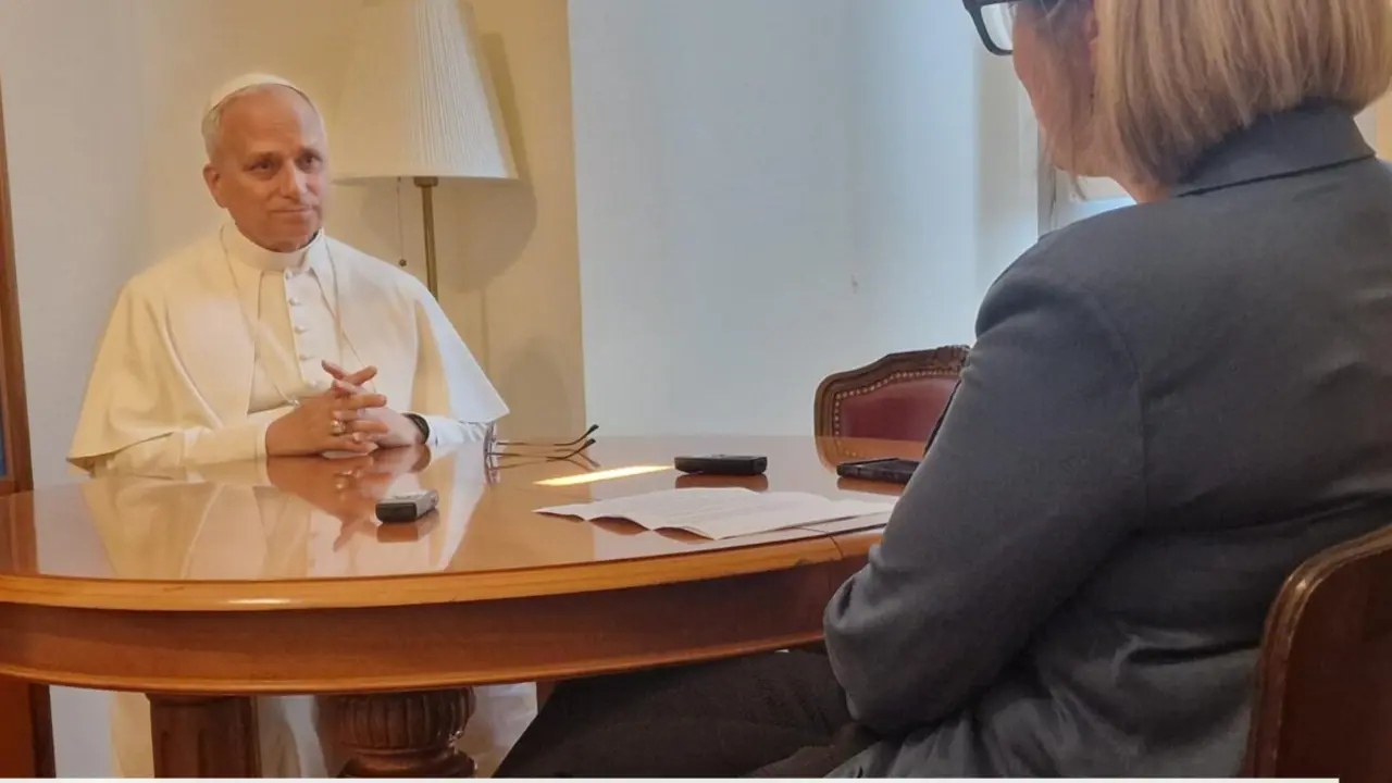 El Papa León XIV habla con Elise Ann Allen de Crux el 30 de julio de 2025. (Crédito: Foto de Crux).
