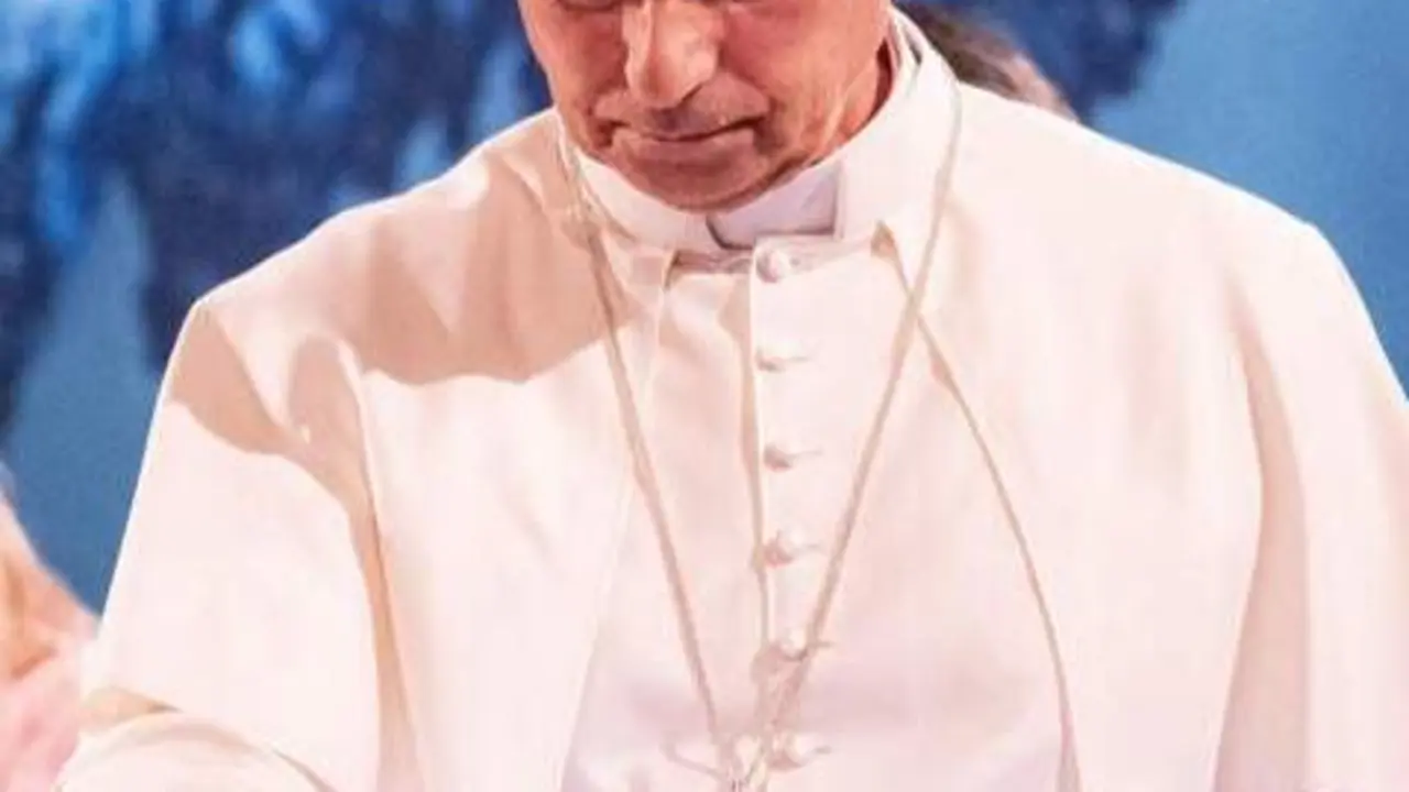 El Papa, bendiciendo el trozo de hielo glacial de Groenlandia. Foto: Cristian Genari